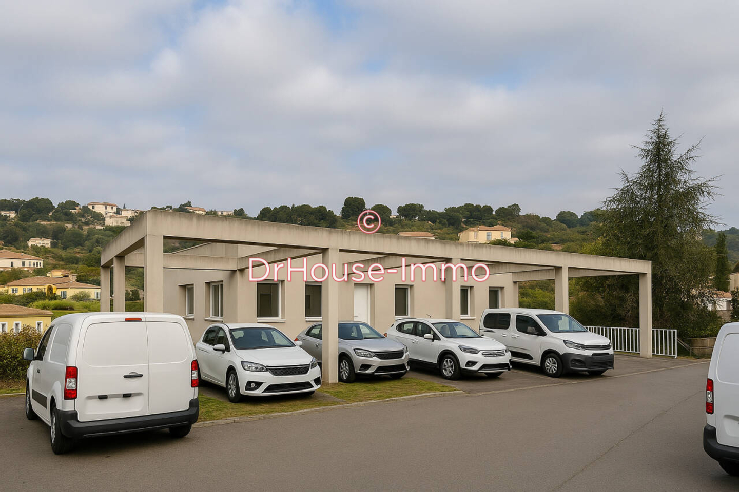 Bureau 10 pièces de 408 m² - Marseille (13015)