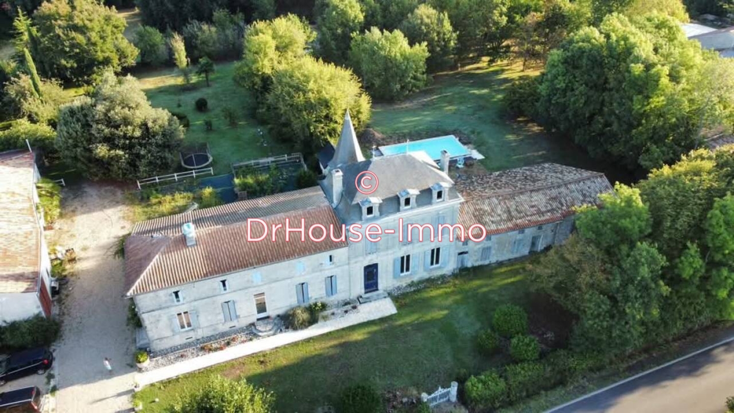 Maison 11 pièces de 410 m² - Semillac (17150)