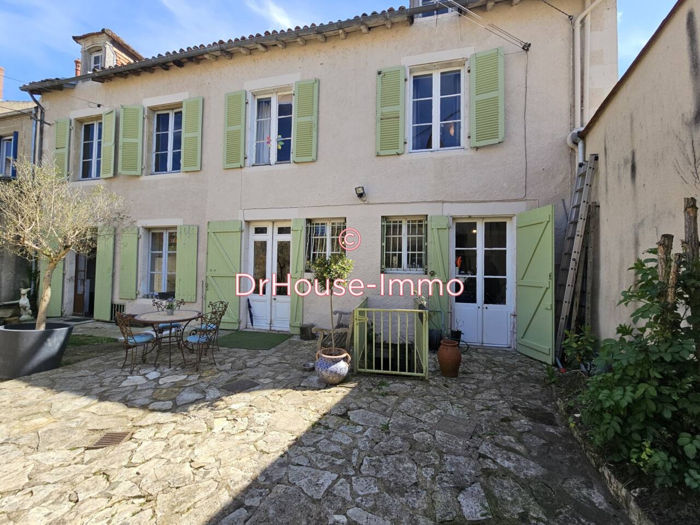 Maison 10 pièces de 290 m² - Montmorillon (86500)