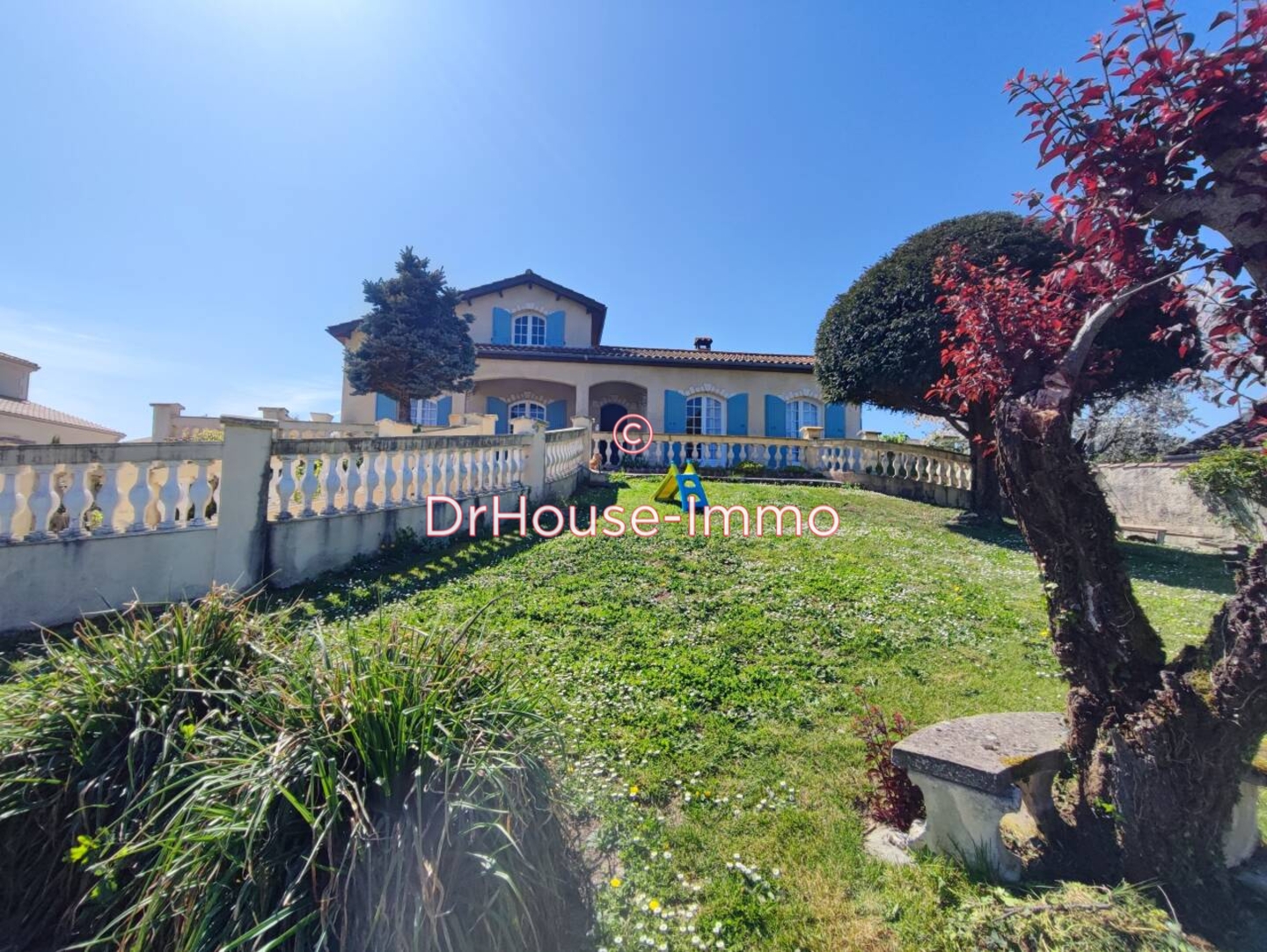 Maison 8 pièces de 198 m² - Roullet-Saint-Estèphe (16440)