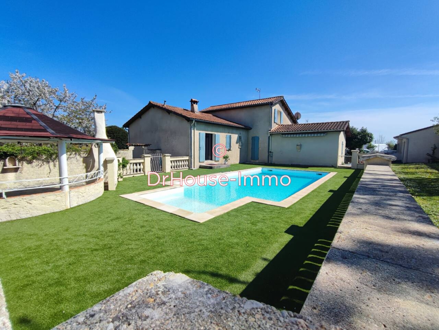 Maison 8 pièces de 198 m² - Roullet-Saint-Estèphe (16440)