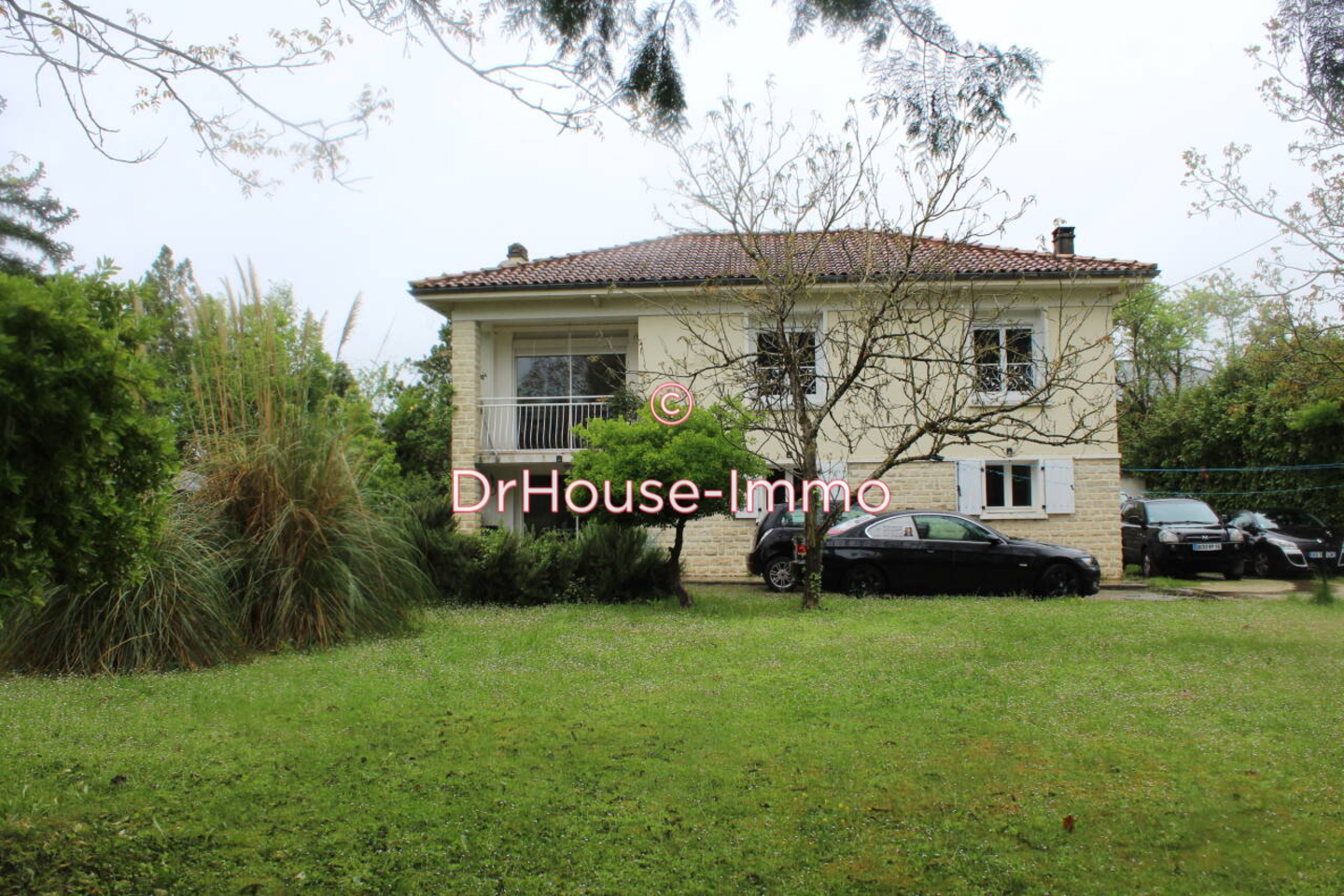 Maison 9 pièces de 160 m² - Roullet-Saint-Estèphe (16440)