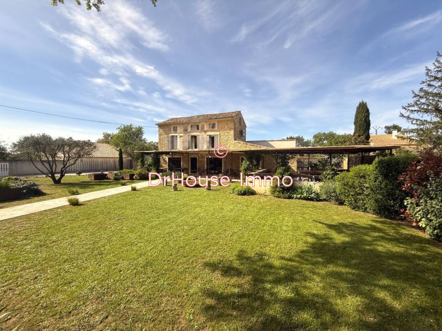 Maison 8 pièces de 340 m² - Uzès (30700)