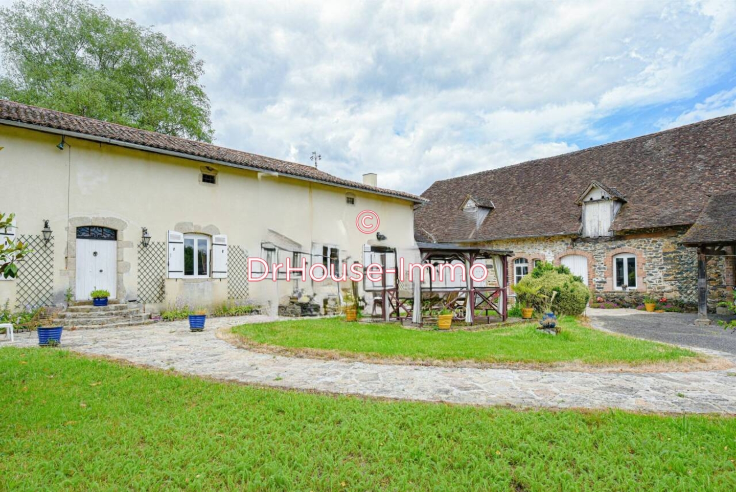 Maison 7 pièces de 217 m² - Saint-Germain-les-Belles (87380)