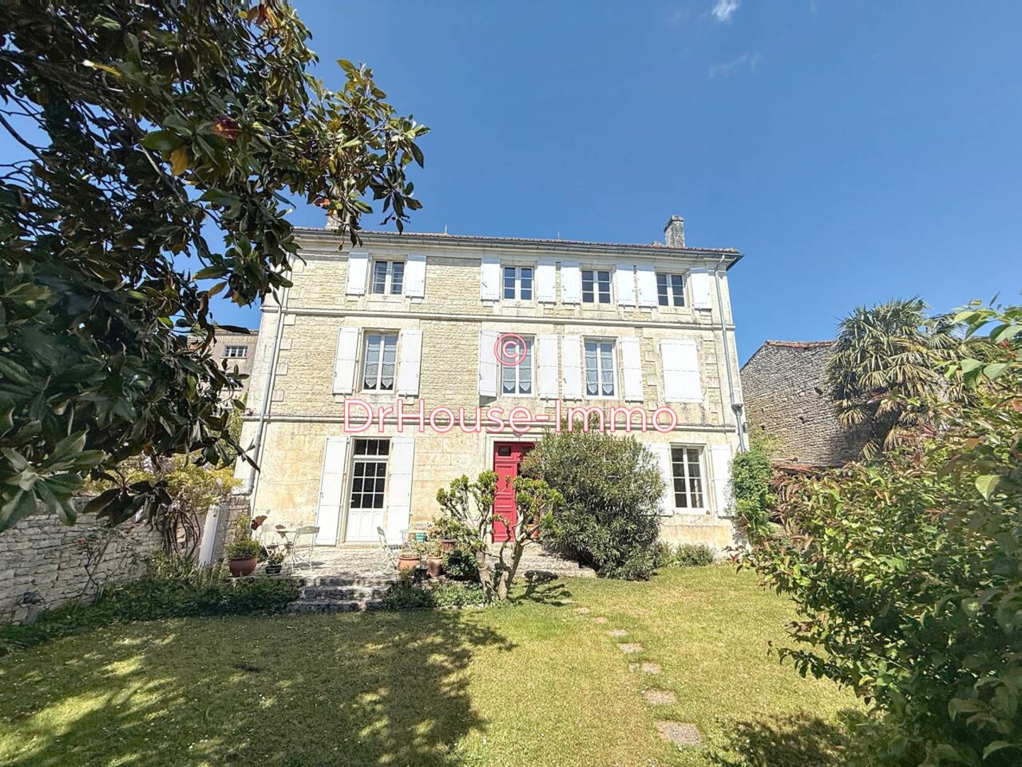 Maison 9 pièces de 279 m² - Vars (16330)