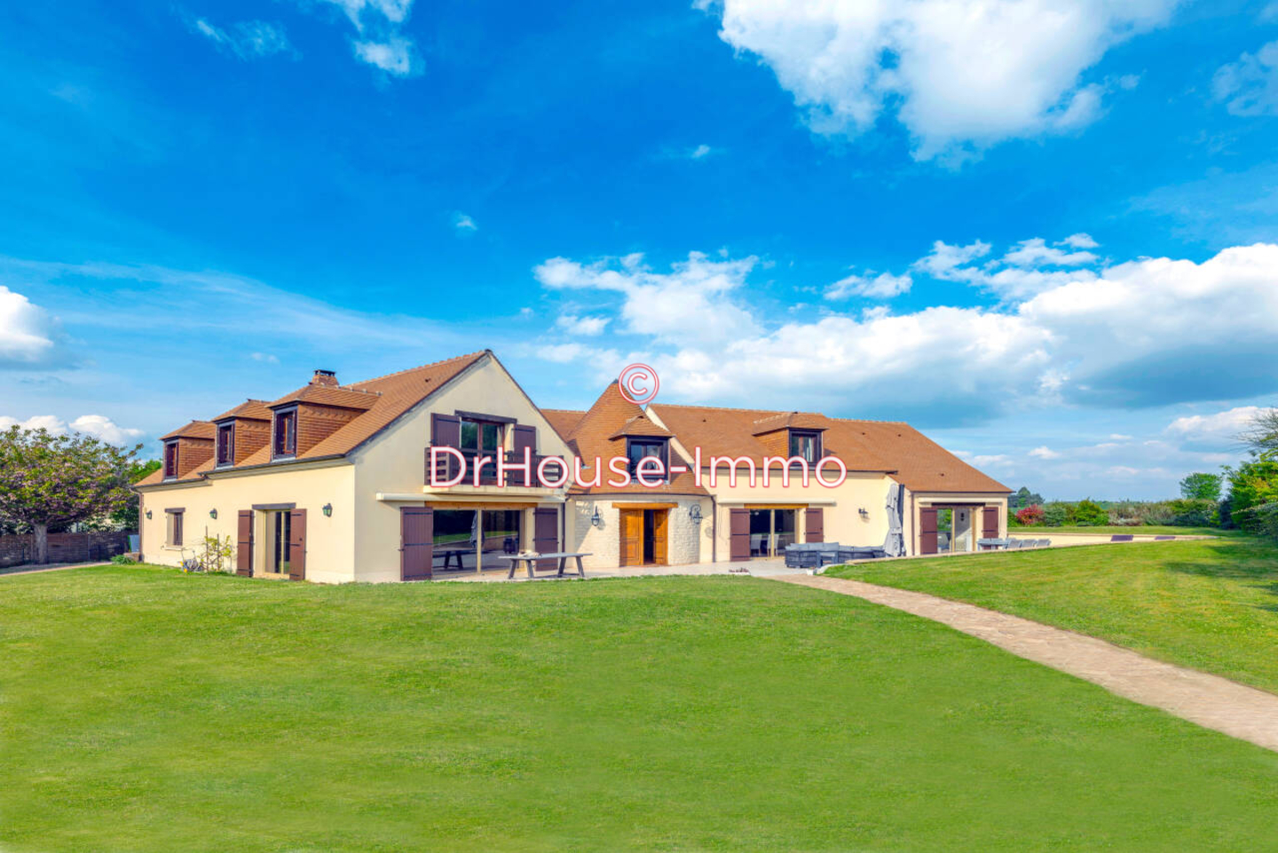 Maison 9 pièces de 300 m² - Feucherolles (78810)