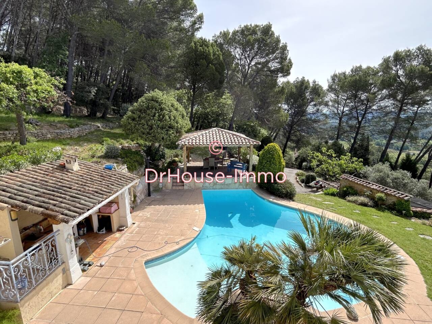 Maison 6 pièces de 206 m² - Lorgues (83510)