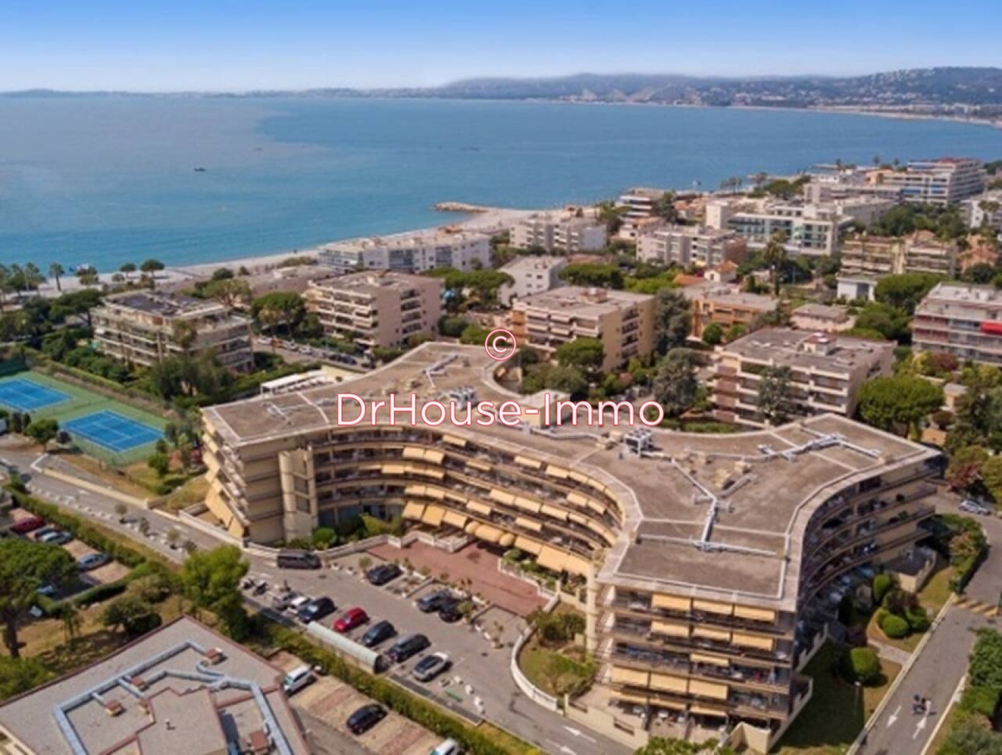 Appartement 1 pièce de 27 m² - Saint-Laurent-du-Var (06700)