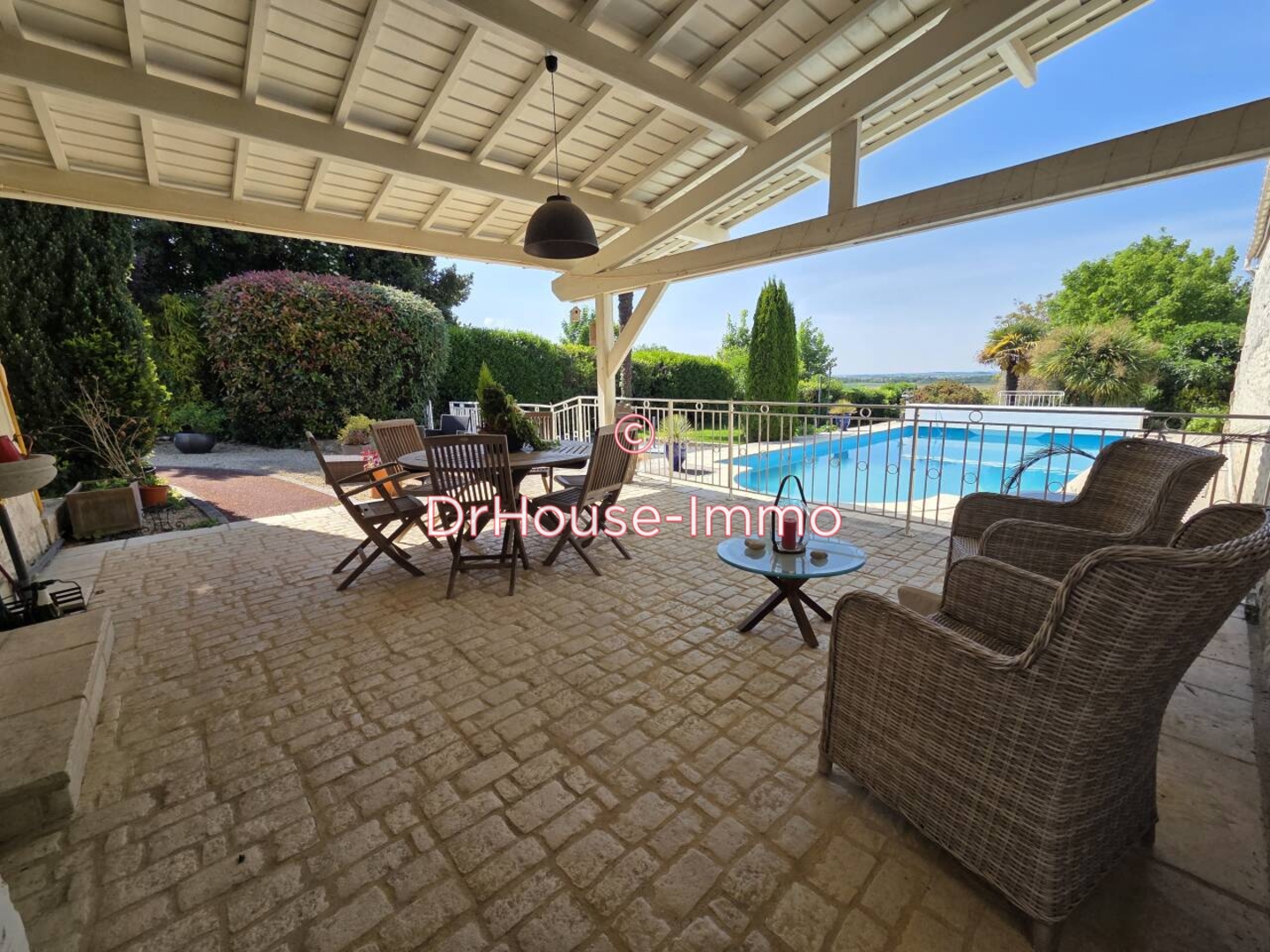 Maison 9 pièces de 236 m² - Beaumont Saint Cyr (86490)