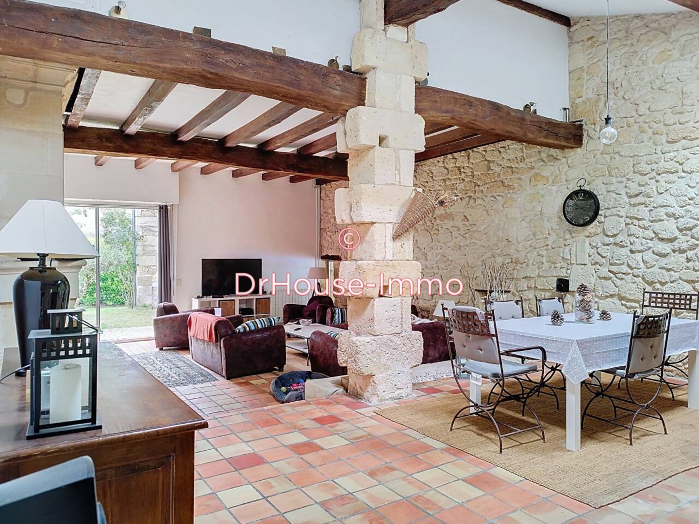 Maison 8 pièces de 245 m² - Saint-Savin (33920)