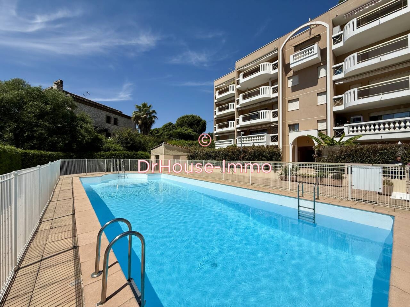 Appartement 4 pièces de 128 m² - Saint-Laurent-du-Var (06700)