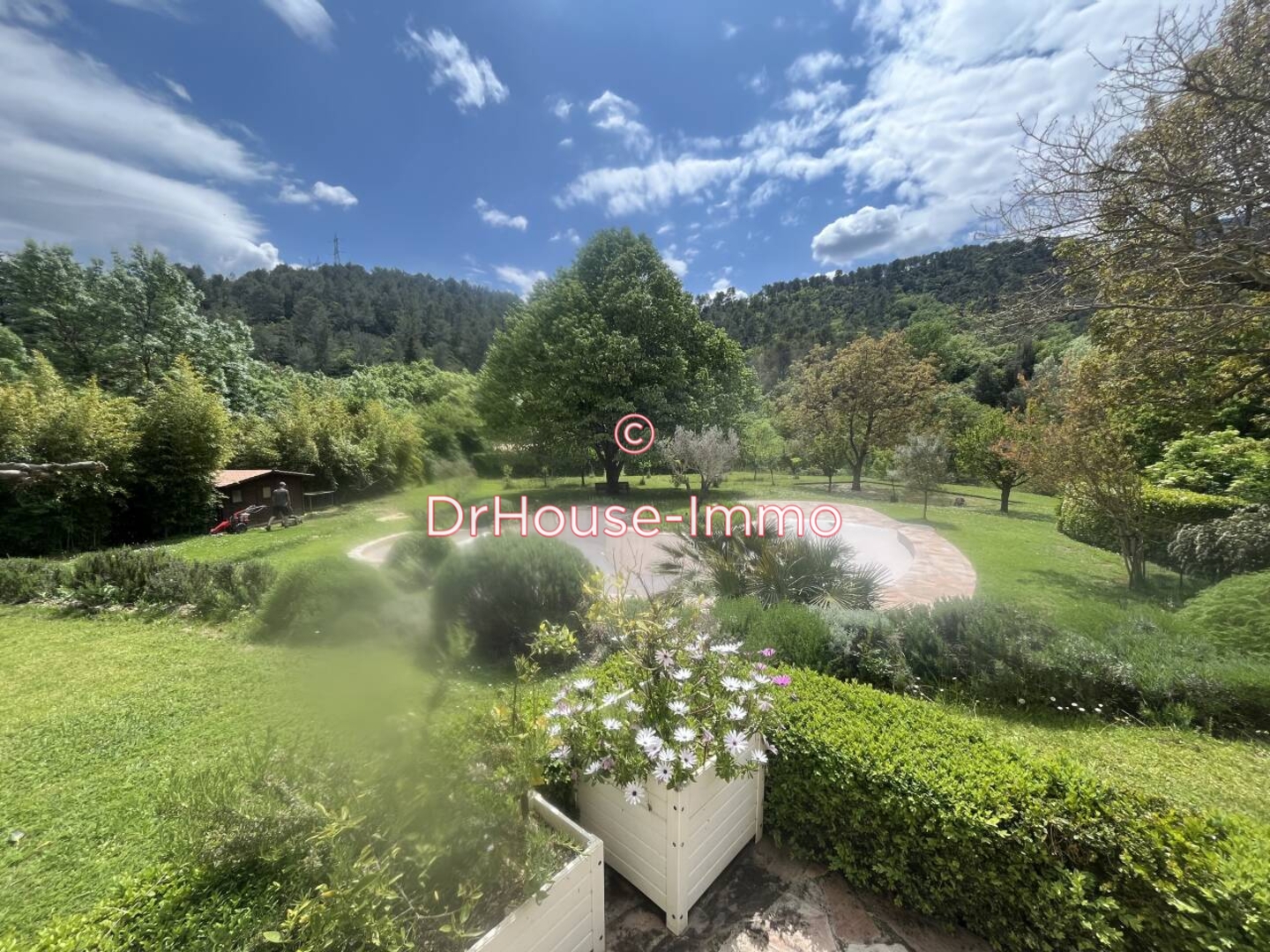 Maison 7 pièces de 250 m² - Méounes-lès-Montrieux (83136)