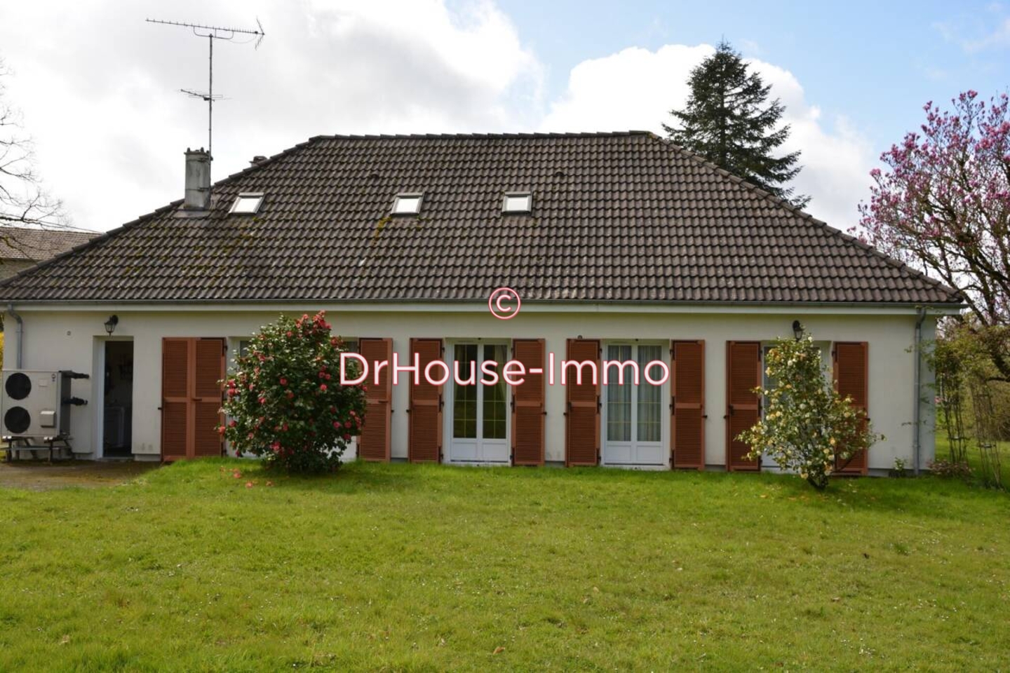 Maison 8 pièces de 165 m² - Saint-Mathieu (87440)