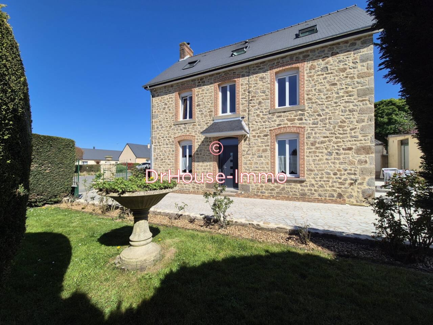 Maison 7 pièces de 143 m² - Brécé (53120)