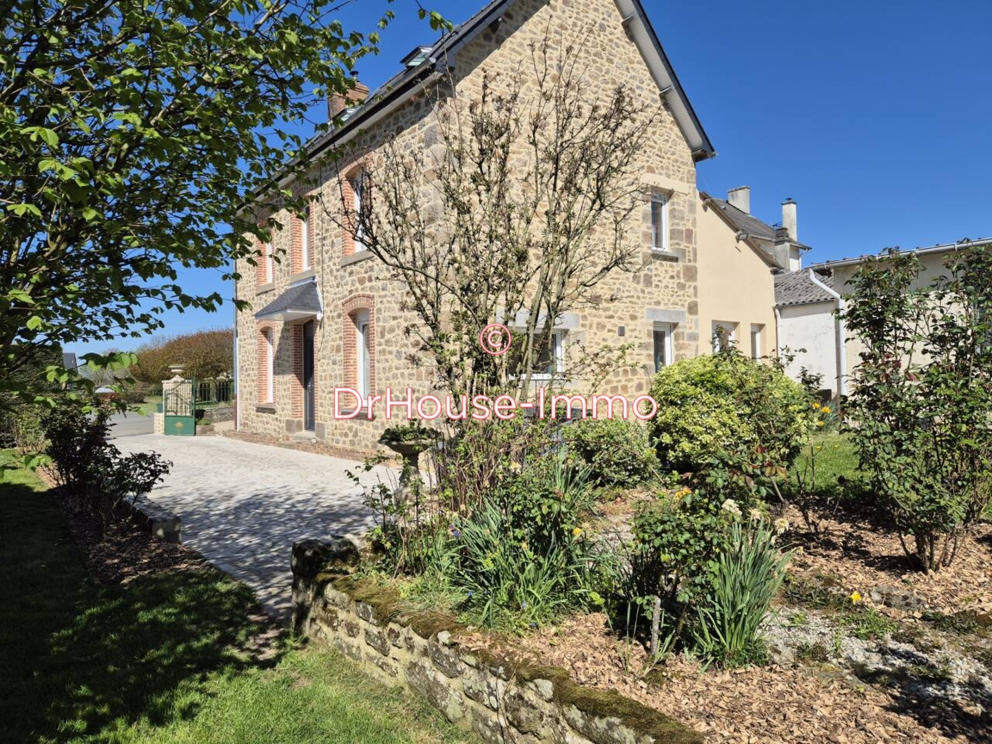 Maison 7 pièces de 143 m² - Brécé (53120)