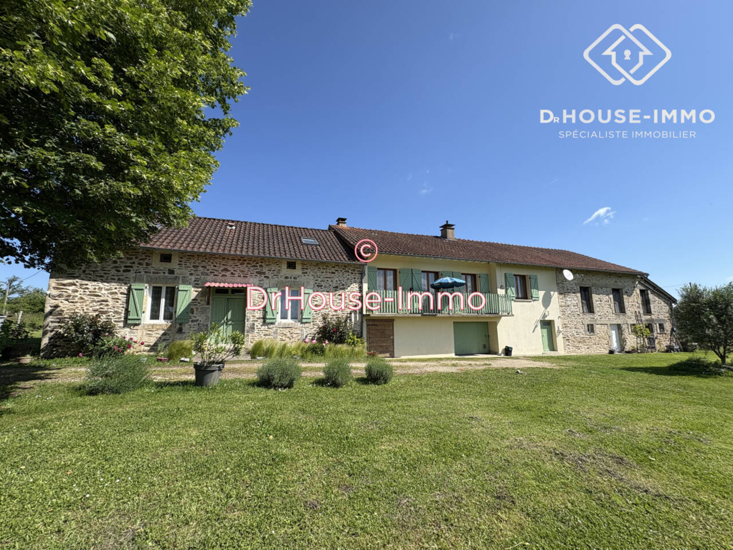 Maison 7 pièces de 215 m² - Saint-Jory-de-Chalais (24800)