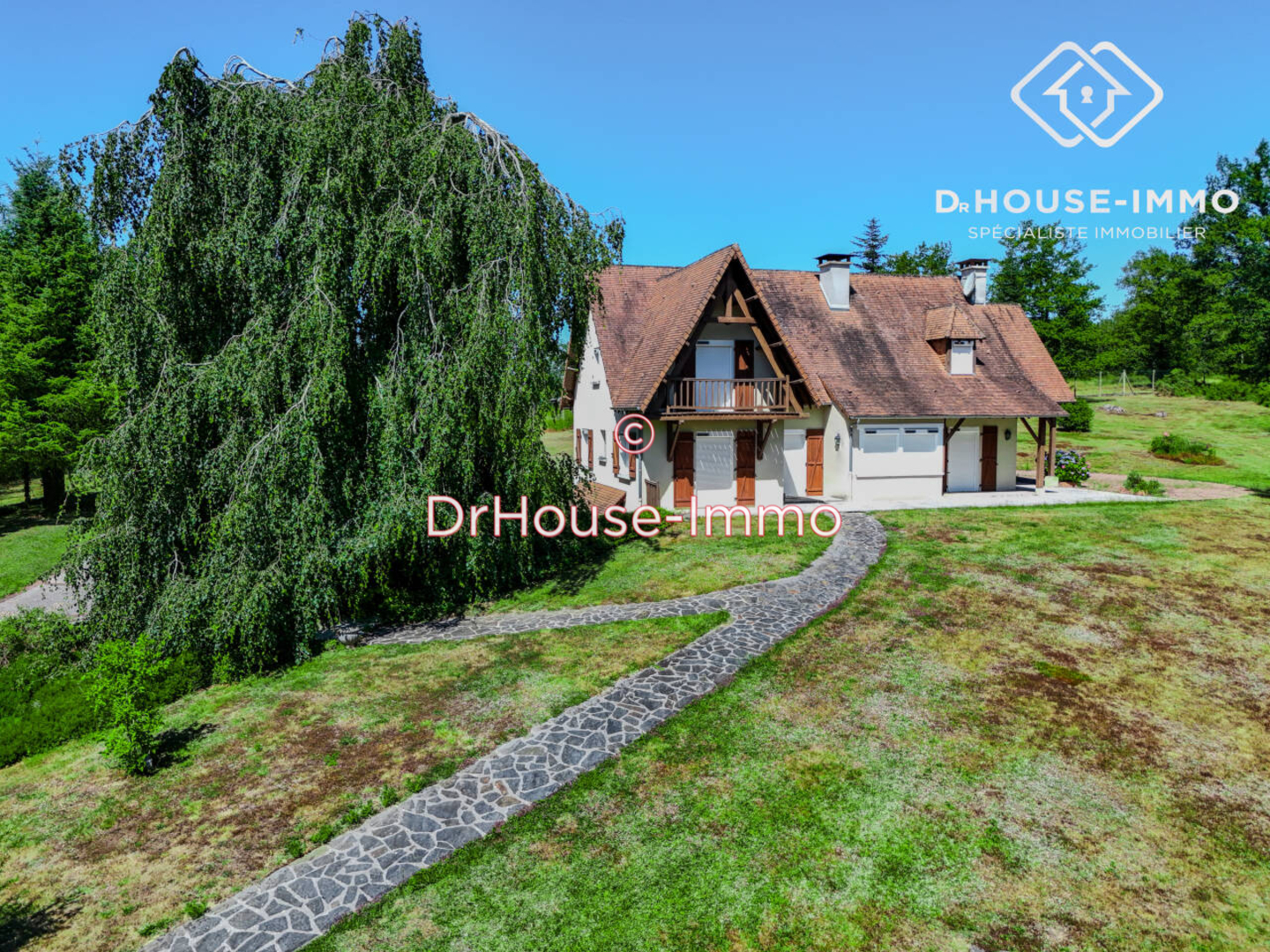 Maison 10 pièces de 197 m² - Saint-Estèphe (24360)