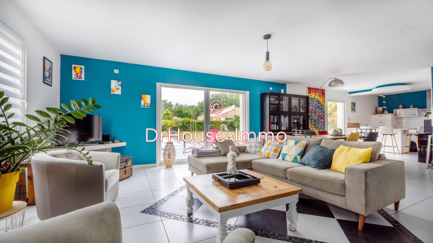 Maison 8 pièces de 165 m² - Béruges (86190)