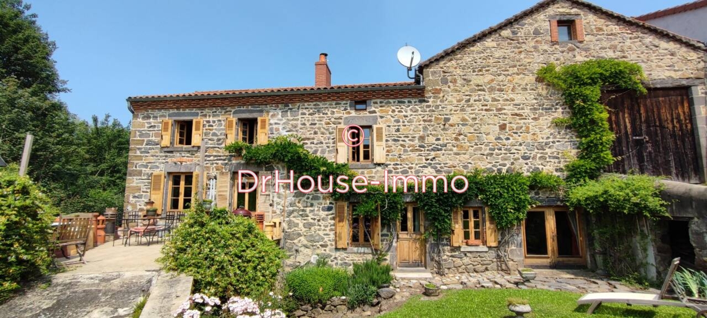 Maison 7 pièces de 250 m² - Domeyrat (43230)