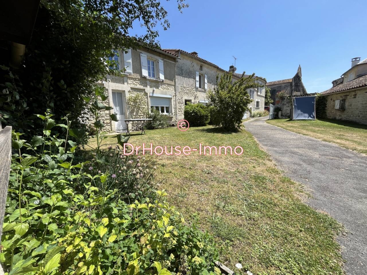 Maison 8 pièces de 213 m² - Sireuil (16440)