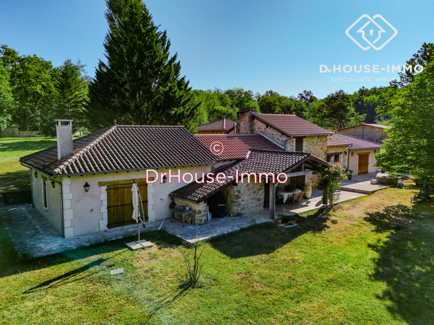 Maison 5 pièces de 190 m² - Villars (24530)