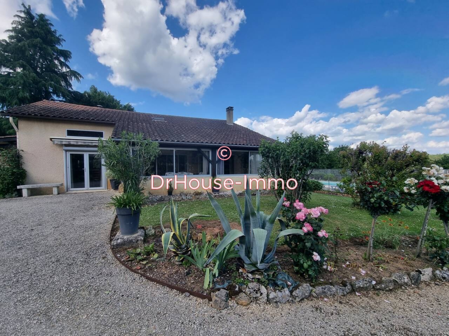 Maison 6 pièces de 191 m² - Pontours (24150)