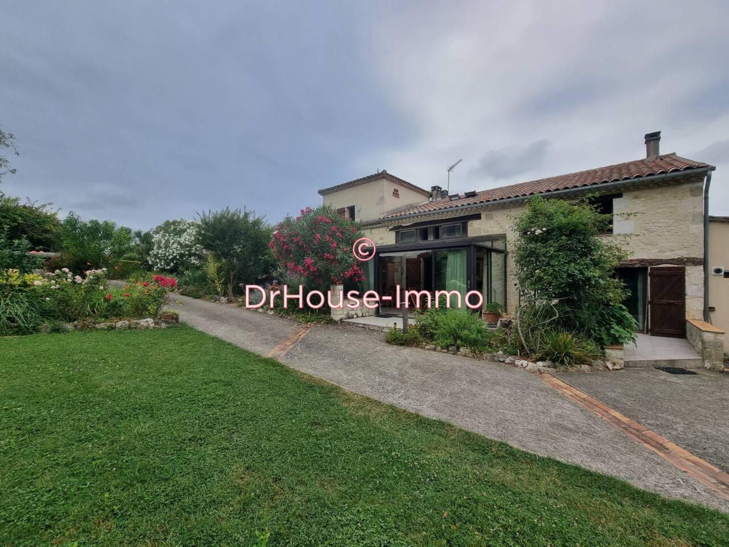 Maison 8 pièces de 141 m² - Douzains (47330)