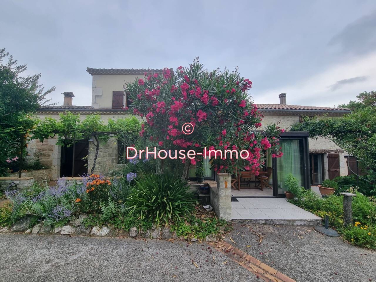 Maison 8 pièces de 141 m² - Douzains (47330)