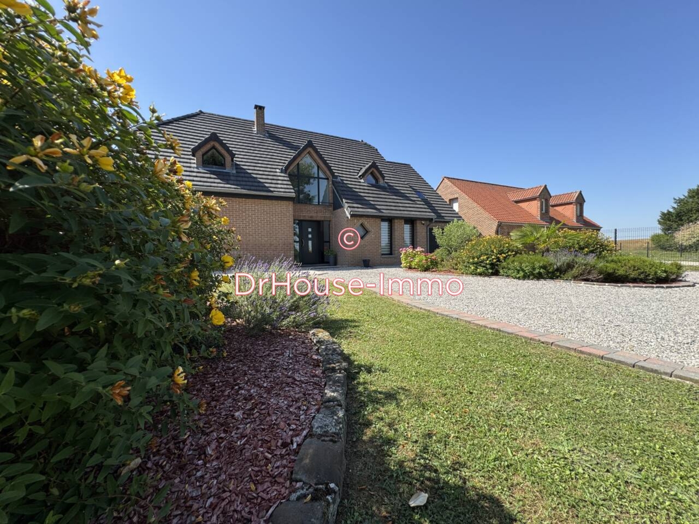 Maison 7 pièces de 198 m² - Hecq (59530)