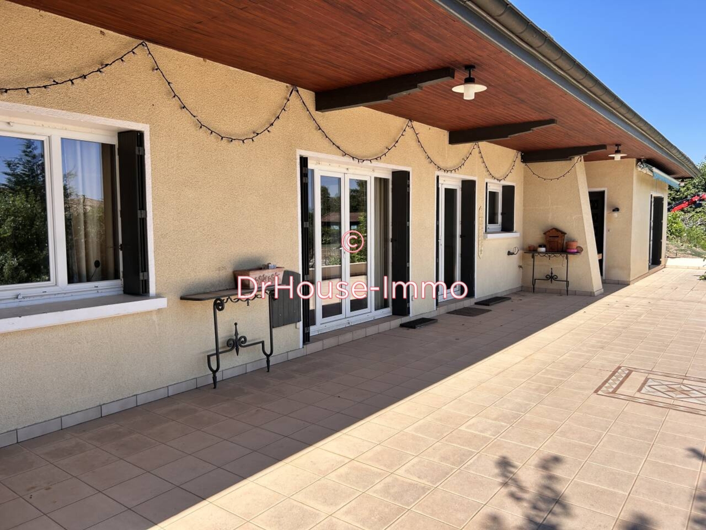 Maison 6 pièces de 205 m² - Saint-Bernard (01600)