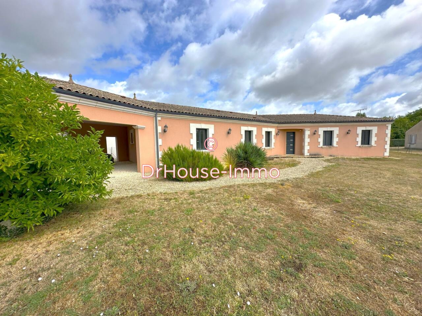 Maison 5 pièces de 130 m² - Bassac (16120)