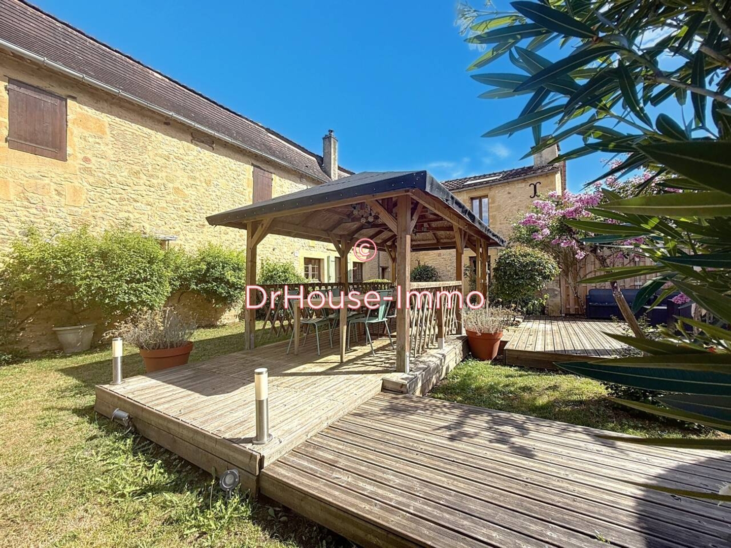 Maison 10 pièces de 240 m² - Mauzac-et-Grand-Castang (24150)