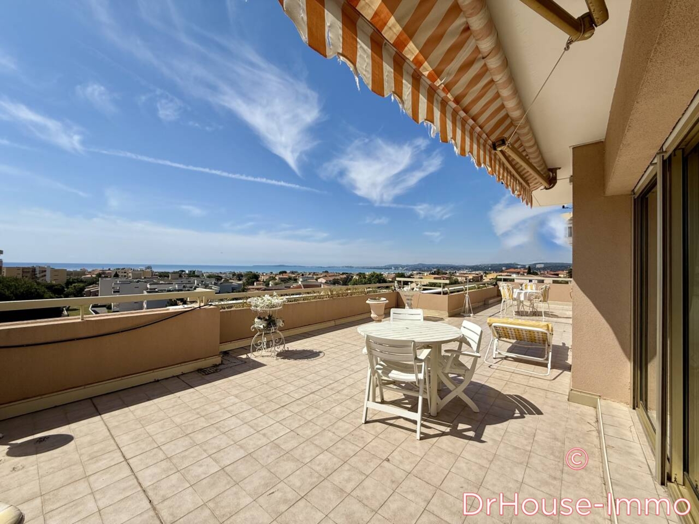 Photo 1 : Vente Appartement 4 pièces Saint-Laurent-du-Var 129 m²