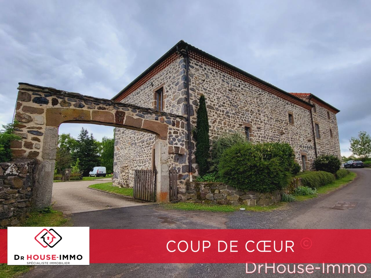 Photo 1 : Vente Maison 16 pièces Sanssac-l'Église 343 m²