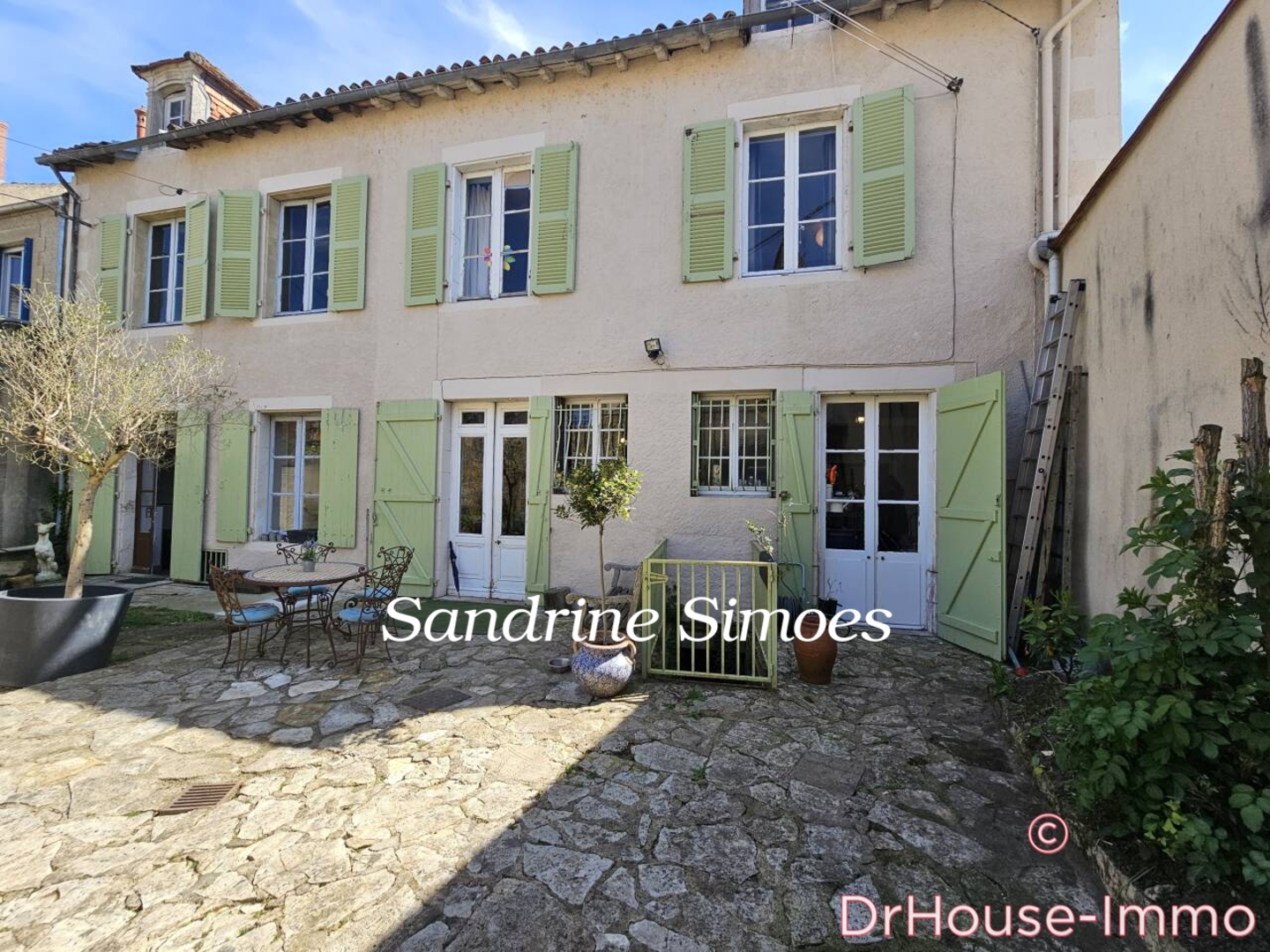 Photo 1 : Vente Maison 10 pièces Montmorillon 290 m²