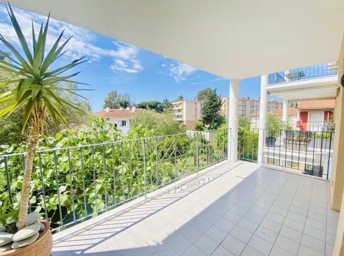 Appartement 2 pièces de 33 m² - Saint-Raphaël (83700)