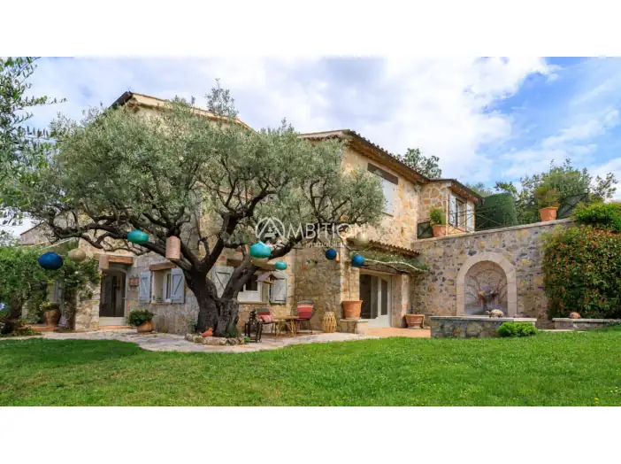 Maison 8 pièces de 310 m² - Montauroux (83440)