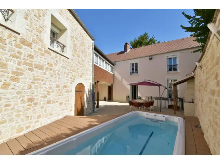 Maison 8 pièces de 250 m² - Breuil-Bois-Robert (78930)