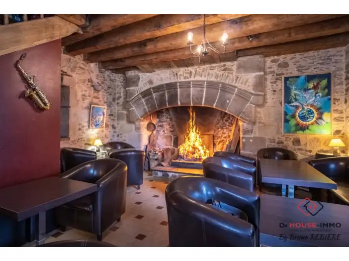 Immeuble 4 pièces de 153 m² - Chalus (87230)