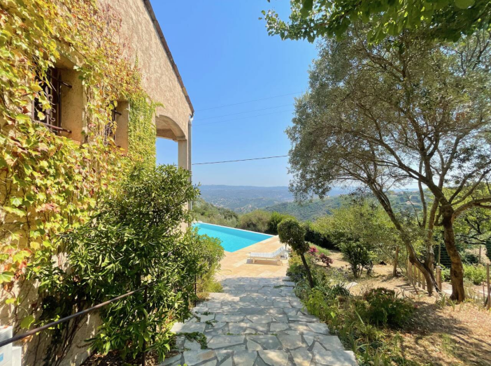 Maison de 270m² - 8 pièces