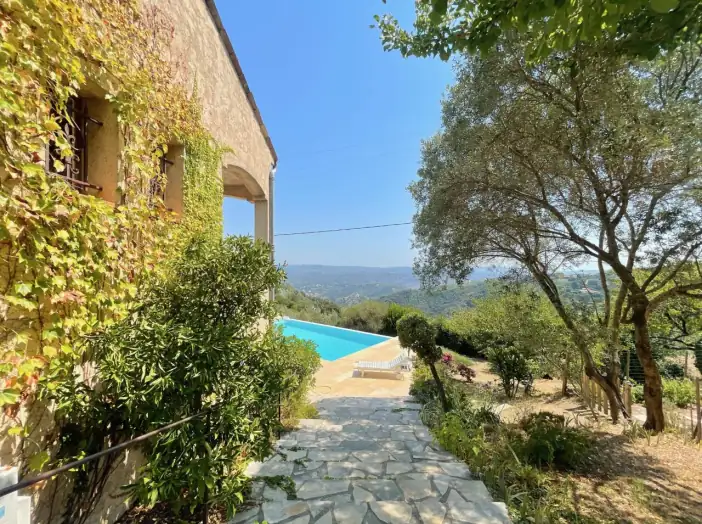 Maison 8 pièces de 270 m² - Tanneron (83440)