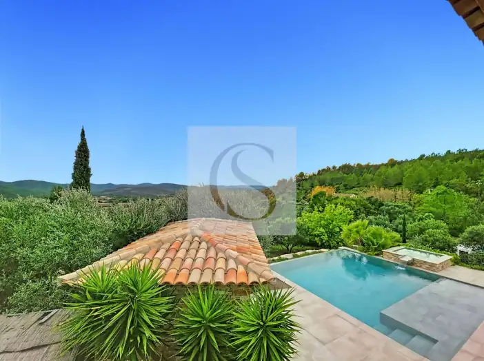 Maison 5 pièces de 160 m² - Arcs (83460)