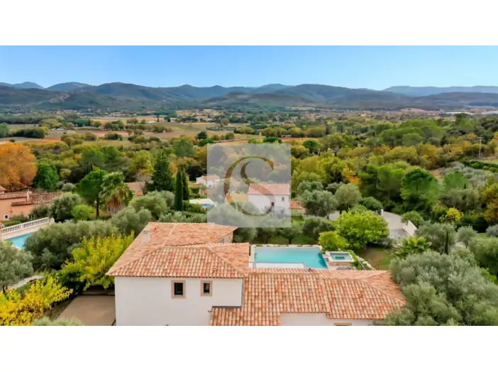 Maison 5 pièces de 160 m² - Arcs (83460)