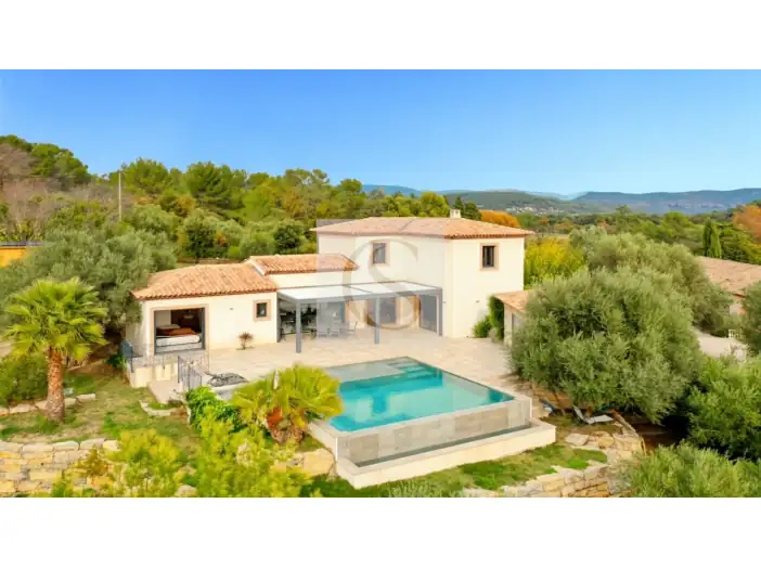 Maison 5 pièces de 160 m² - Arcs (83460)