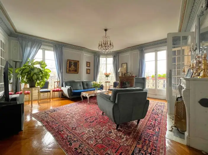 Appartement 6 pièces de 156 m² - Paris (75010)