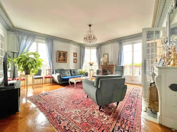 Appartement 6 pièces de 156 m² - Paris (75010)