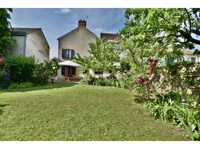 Maison 6 pièces de 205 m² - Issou (78440)