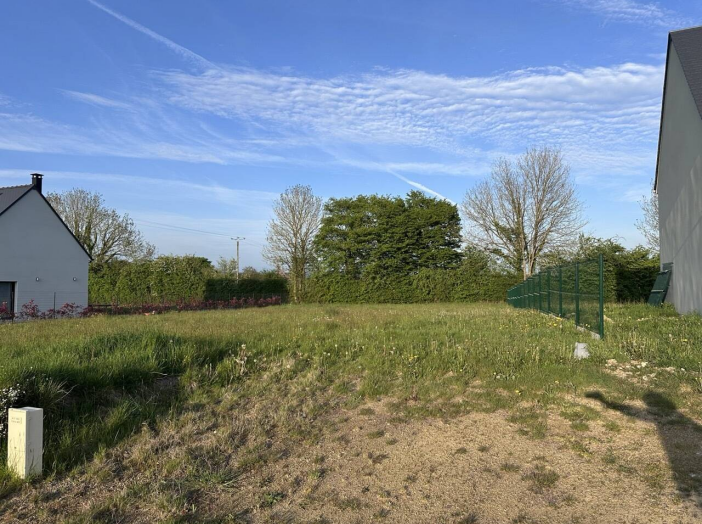 Terrain de 884m²
