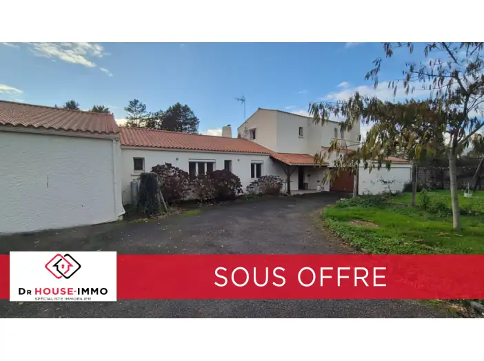 Maison 13 pièces de 275 m² - Mareuil-sur-Lay-Dissais (85320)