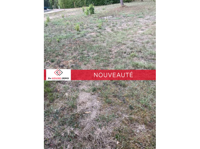 Terrain de 827m²